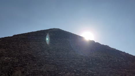 Amanecer-Detrás-De-La-Gran-Pirámide-Con-Esfinge,-Cielo-Despejado,-Egipto,-Tonos-Cálidos