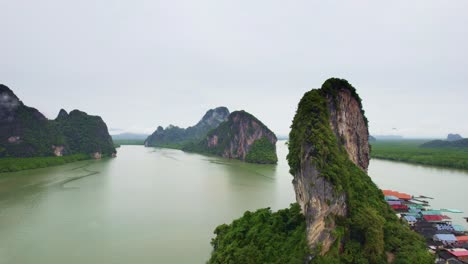 Kalksteinfelsen-Auf-Der-Insel-Panyee-Mit-Malerischer-Landschaft-Und-Fluss,-Der-In-Die-Bucht-Von-Phang-Nga,-Thailand-Mündet