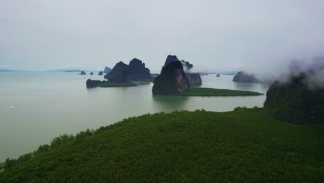 Manglares-De-La-Bahía-De-Phang-Nga-Con-Vistas-Aéreas-Panorámicas-De-Las-Islas-De-Piedra-Caliza-Cubiertas-De-Nubes-Bajas