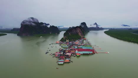 Panoramablick-über-Das-Berühmte-Wahrzeichen-Des-Fischerdorfes-Auf-Der-Insel-Koh-Panyee,-Bucht-Von-Phang-Nga,-Thailand
