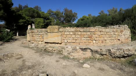 Día-Soleado-En-Las-Antiguas-Ruinas-Romanas-De-Cartago,-Túnez,-Con-Un-Cielo-Azul-Claro