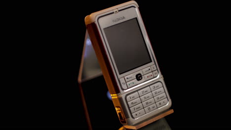 Primer-Plano-Del-Teléfono-Móvil-Nokia-3250-Vintage
