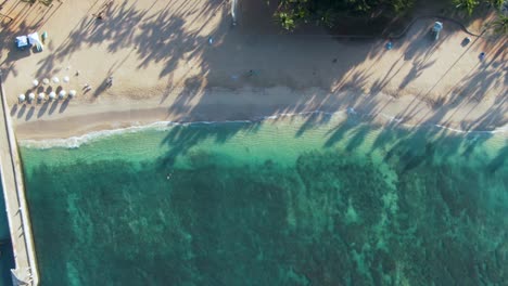 Von-Oben-Nach-Unten-Luftaufnahme-Des-Exotischen-Türkisfarbenen-Wassers-Von-Waikiki-Mit-Plätschernden-Wellen