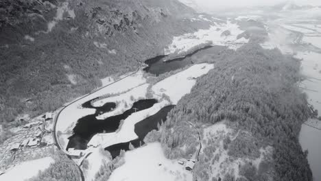 Winter,-Österreich,-Schneebedeckte-Landschaft-Mit-Seen,-Wäldern-Und-Bergen,-Bewölkt