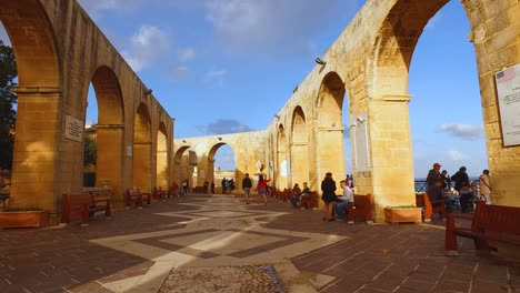 Ancient-Arches-and-Tourists-in-Upper-Barrakka-Gardens