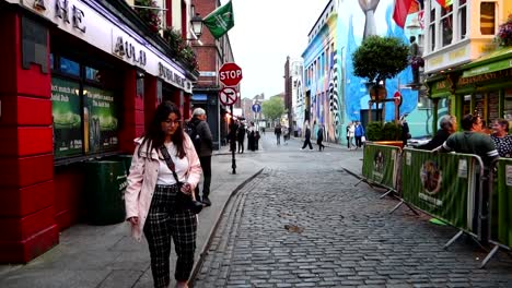 Mujer-Turista-Caminando-Por-Temple-Bar-En-El-Centro-De-La-Ciudad-De-Dublín