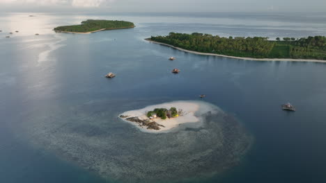 Amanecer-Sobre-La-Pequeña-Isla-Gili-Kedis-Frente-A-La-Costa-De-La-Isla-De-Lombok,-Indonesia