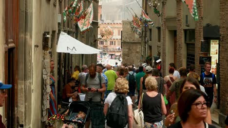 Besucher-Des-Spanferkelfestes-Am-Monte-San-Savino