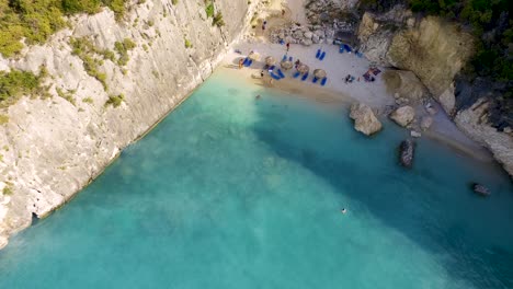Xigia-Strand-Mit-Türkisfarbenem-Wasser-Und-Touristen,-Die-Im-Sommer-In-Zakynthos,-Griechenland,-Entspannen,-Luftaufnahme