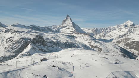 Matterhorn-4k-Filmische-Luftaufnahmen-Mit-Einem-Vorbeifahrenden-Zug---Zermatt---Schweiz