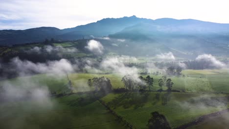 Sonnenaufgang-über-Den-Grünen-Feldern-Des-Vulkans-Pasochoa-Durch-Den-Nebel