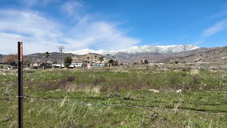 Reserva-Morongo-En-Cabazon-California-En-Un-Día-De-Cielo-Azul-Claro-Con-Nieve-En-Las-Montañas-En-El-Fondo-Tierra-Tribal