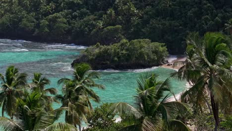 Telephoto-view-of-hidden-secret-beach-paradise-in-exotic-Caribbean,-palm-trees