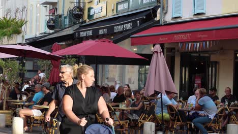 La-Gente-Camina-Y-Se-Sienta-En-Un-Restaurante-Al-Aire-Libre-En-El-Casco-Antiguo-De-Antibes-En-2020