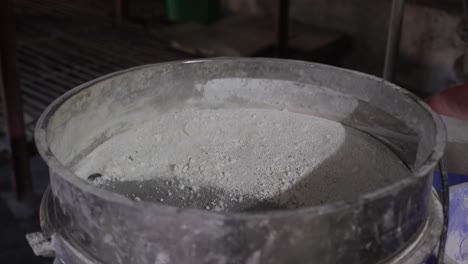 POV-Shot:-Zucker-Wird-In-Der-Maschine-Raffiniert-Und-Die-Zuckerreinigung-Läuft