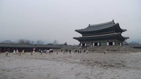 Wide-open-view-of-Gyeongbokgung-Palace-in-Seoul,-Korea-with-traditional-buildings