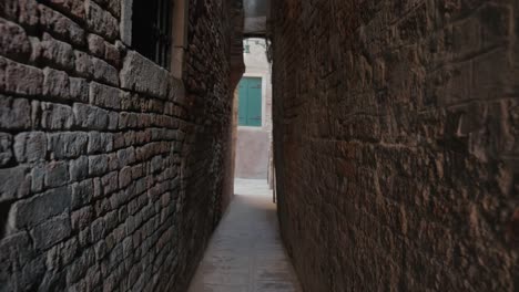Narrow-alleyway-in-the-heart-of-Venice,-Italy