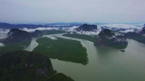 Flecken-Von-Niedrigen-Wolken-über-Der-Bucht-Von-Phang-Nga-Mit-Malerischer-Aussicht-Auf-Mangroven-Und-Kalksteinfelsen,-Thailand