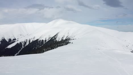 Vasto-Paisaje-Nevado-Del-Pico-Papusa-En-Las-Montañas-Iezer-papusa-Bajo-Un-Cielo-Nublado