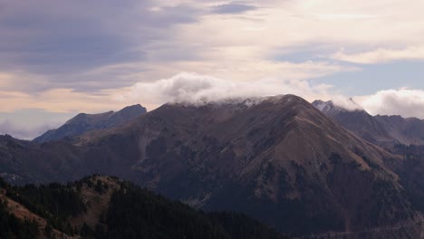 Weiße-Wolken-Schweben-Am-Himmel-Und-Sammeln-Sich-Auf-Dem-Gipfel-Des-Bergkamms-In-Agrafa,-Griechenland