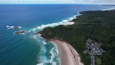 Broken-Head-Beach-Mit-Malerischer-Meereslandschaft-In-NSW,-Australien-–-Luftaufnahme-Einer-Drohne