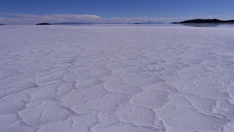 Patrón-De-Parche-En-El-Lago-Salino-Evaporado-Del-Salar-De-Uyuni-En-Bolivia