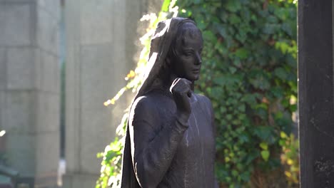 La-Estatua-Del-Cementerio-Humea-Con-Los-Primeros-Rayos-De-Sol-Del-Día.