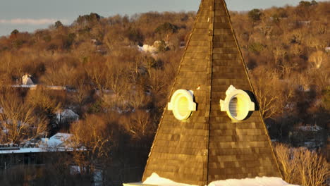 The-Historic-Washington-County-Courthouse-Tower's-Steeple-At-Sunset-In-Fayetteville,-Arkansas,-USA