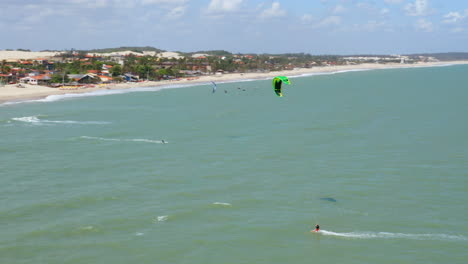 Vista-Aérea-De-Personas-Practicando-Kitesurf,-Cumbuco,-Ceará,-Brasil.