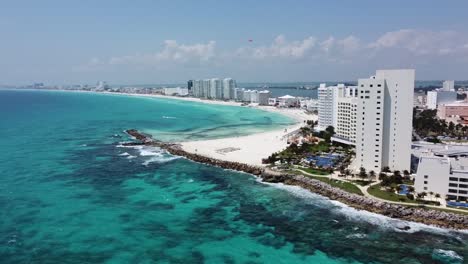 Costa-De-Cancún-Con-Aguas-Turquesas-Y-Hoteles-Frente-Al-Mar,-Día-Soleado,-Vista-Aérea