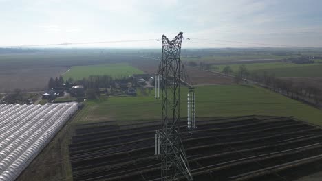 Strommast-Stromleitung-Antenne-Dolly-Zurück-Bewegen-Solarpark-Panel-Folie