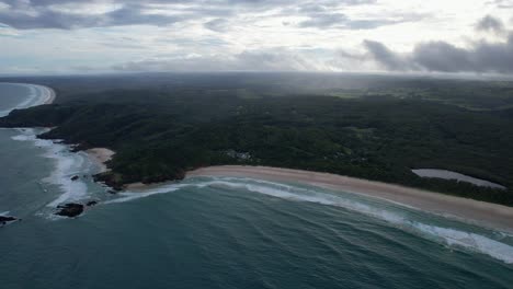 Idyllische-Landschaft-Am-Broken-Head-Beach-In-Byron-Bay,-NSW,-Australien---Luftpanorama