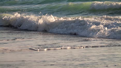 Cerca-De-Fuertes-Olas-Rompiendo-En-La-Playa