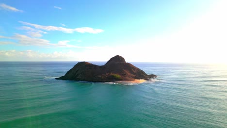 Eine-Insel-In-Oahu,-Hawaii-An-Einem-Hellen-Sommertag---Luftaufnahme