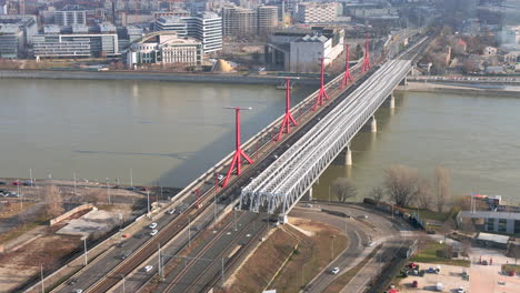 Zeitraffer-Des-Tagesverkehrs-Auf-Der-Rákoczi-Brücke,-Budapest,-Ungarn