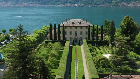 Villa-Balbiano,-Exuberantes-Jardines-Y-Lago-Como-En-Un-Día-Soleado,-Vista-Aérea