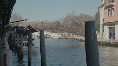 Holzbrücke-über-Den-Ruhigen-Venezianischen-Kanal,-Italien