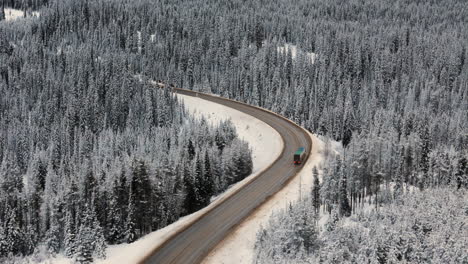 Der-Abend-Bricht-über-Die-Winterliche-Straße-Von-Crowsnest-Herein