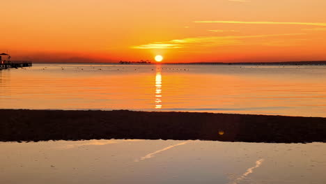 Morgensonnenaufgang-über-Der-Nabq-Bucht-Mit-Orangefarbenem-Himmel-Und-Reflexionen,-Ägypten