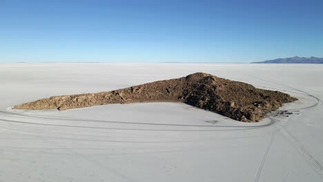 Drone-Volando-Con-Gracia-La-Isla-Incahuasi-En-El-Desierto-De-Uyuni