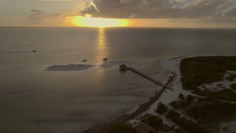 Die-Ruhige-Schönheit-Der-Faszinierenden-Sonnenuntergänge-Der-Insel-Holbox-Mit-Diesem-Atemberaubenden-Drohnenmaterial-Aus-Dem-Herzen-Der-Karibik