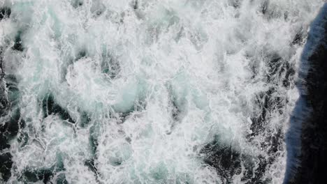 Olas-Turquesas-Rompiendo-Contra-Costas-Rocosas-En-El-Parque-Nacional-Shete-Boka,-Curazao,-Vista-Aérea