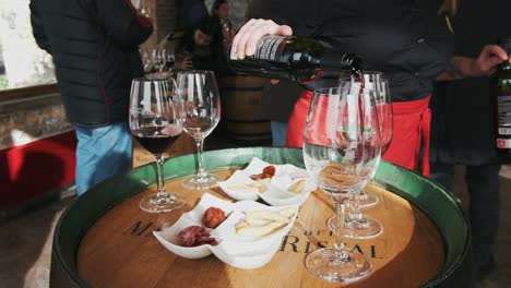 Rotwein-Wird-Bei-Einer-Verkostung-Mit-Tapas-Und-Chorizo-Ins-Glas-Gegossen