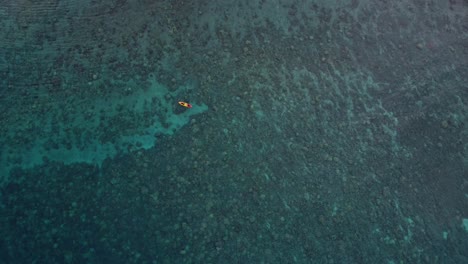 Luftdrohnenvideo-Von-Touristen,-Die-In-Einem-Farbenfrohen-Kajak-In-Einem-Tropischen,-Exotischen-Hawaiianischen-Reiseziel-Mit-Türkisfarbener,-Ruhiger-Meeresoberfläche-Rudern