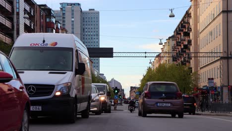 Zentrierte-Ansicht-Des-Straßenverkehrs-Auf-Der-Gotgatan-In-Stockholm,-Schweden