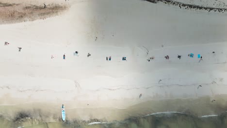 Vista-Aérea-De-Gran-Angular-De-Las-Concurridas-Playas-De-Arena-Blanca-De-La-Isla-Tropical-De-Holbox-En-México-Durante-Un-Día-Soleado-Muy-Caluroso-Filmado-En-4k