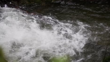 Nahaufnahme-Eines-Reißenden-Flusses-Mit-Stromschnellen