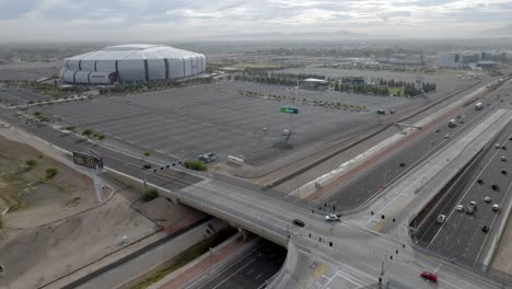 Estadio-State-Farm,-Sede-Del-Equipo-De-La-Liga-Nacional-De-Fútbol-De-Los-Cardenales-De-Arizona-En-Glendale,-Arizona,-Con-Video-De-Drones-De-Autopista-Estable