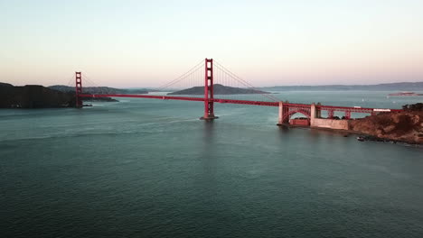Luftaufnahme-Der-Golden-Gate-Bridge,-Sonnenaufgang-In-San-Francisco,-USA