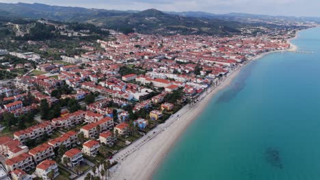 Luftaufnahme-Des-Strandes-Von-Pefkohori-In-Chalkidiki,-Griechenland